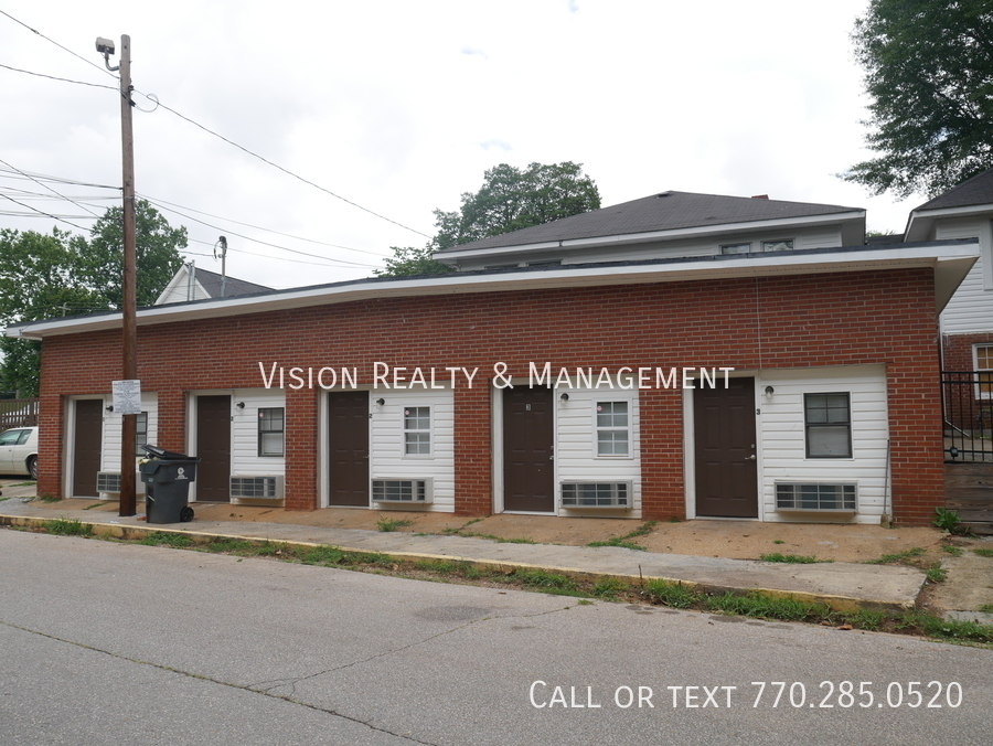 215 Buchanan St in Bremen, GA - Building Photo