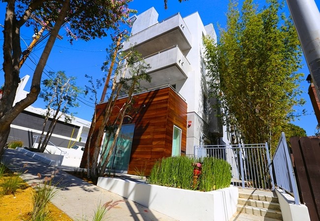 Larrabee Estates in West Hollywood, CA - Building Photo - Building Photo