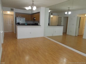 471 NE 25th St-Unit -Apt 304 in Miami, FL - Building Photo - Building Photo