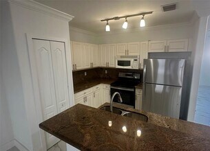 8197 W 36th Ave in Hialeah, FL - Foto de edificio - Building Photo