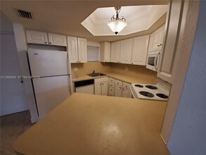 8235 Lake Dr in Doral, FL - Building Photo - Building Photo