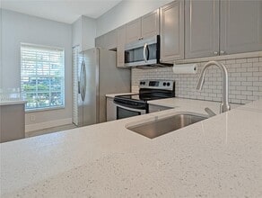 180 SW 96th Ter in Plantation, FL - Foto de edificio - Building Photo
