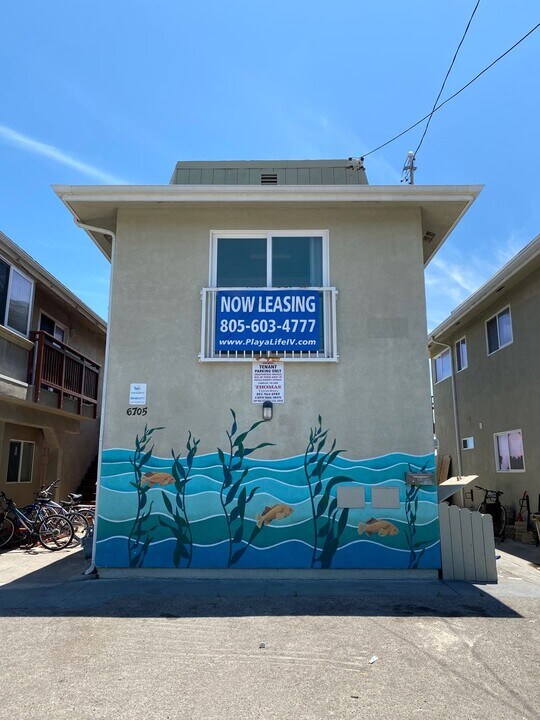 6705 Del Playa Dr in Goleta, CA - Building Photo