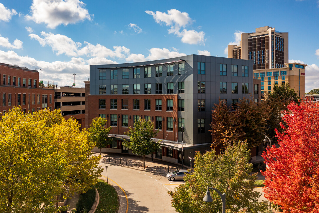 One Uptown in Normal, IL - Foto de edificio