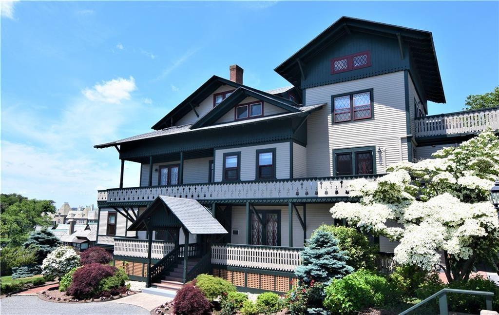 35 Chastellux Ave in Newport, RI - Building Photo