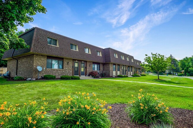 Stone Point Apartments in Menomonee Falls, WI - Foto de edificio - Building Photo