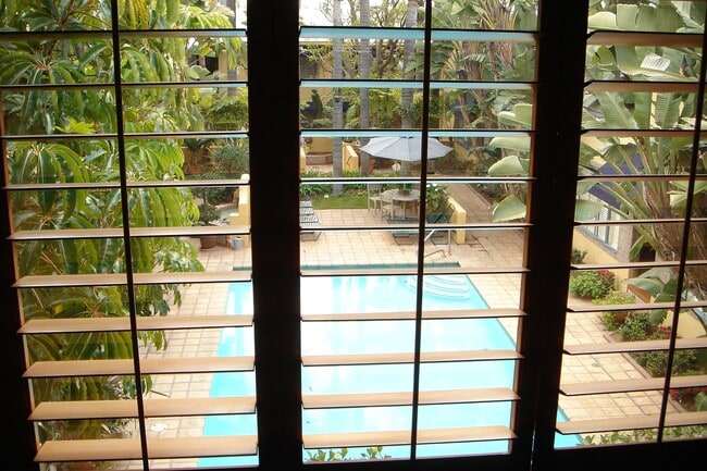 1615 N Laurel Ave, Unit 204 in Los Angeles, CA - Foto de edificio - Building Photo