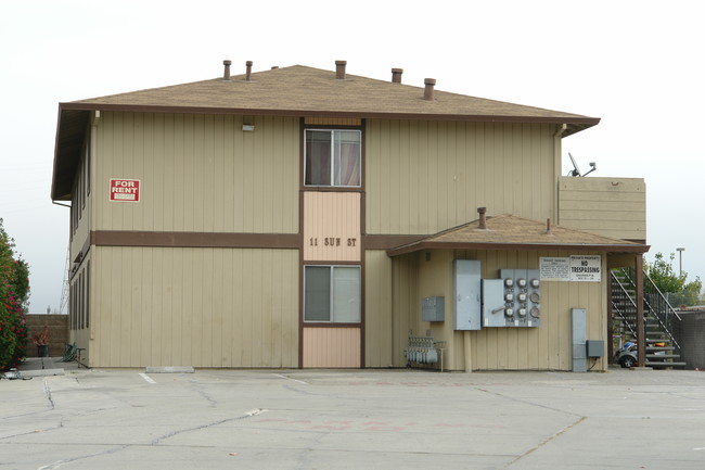 11 Sun St in Salinas, CA - Foto de edificio - Building Photo