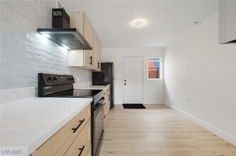 1905 Santa Paula Dr in Las Vegas, NV - Foto de edificio - Building Photo