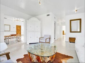 7537 W Treasure Dr in North Bay Village, FL - Building Photo - Building Photo