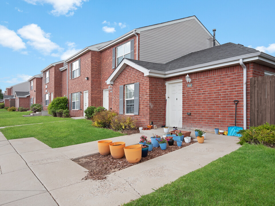 Pershing Pointe in Cheyenne, WY - Building Photo