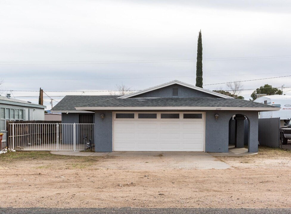 2390 Thompson Ave in Kingman, AZ - Building Photo