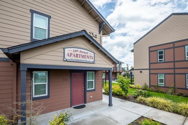 134 N 18th St in Saint Helens, OR - Foto de edificio - Building Photo