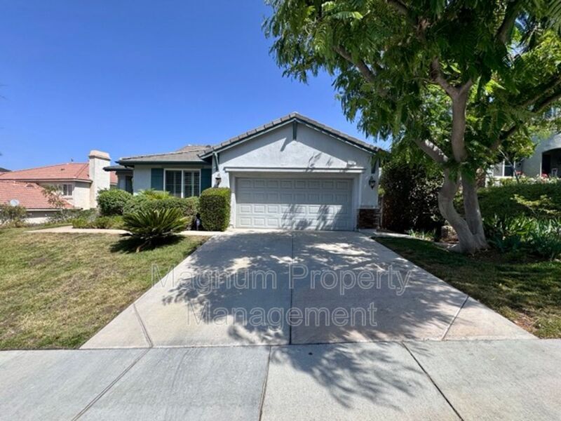 27507 Paper Bark Ave in Murrieta, CA - Foto de edificio