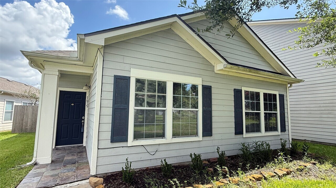 1615 Palcio Real Dr in Houston, TX - Building Photo
