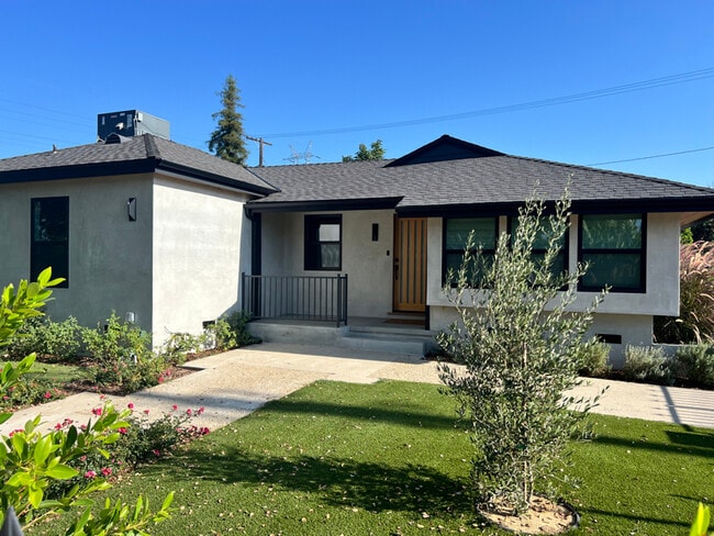 18848 Collins St in Los Angeles, CA - Building Photo - Building Photo