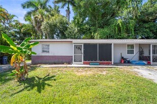 75 Cypress St in North Fort Myers, FL - Building Photo