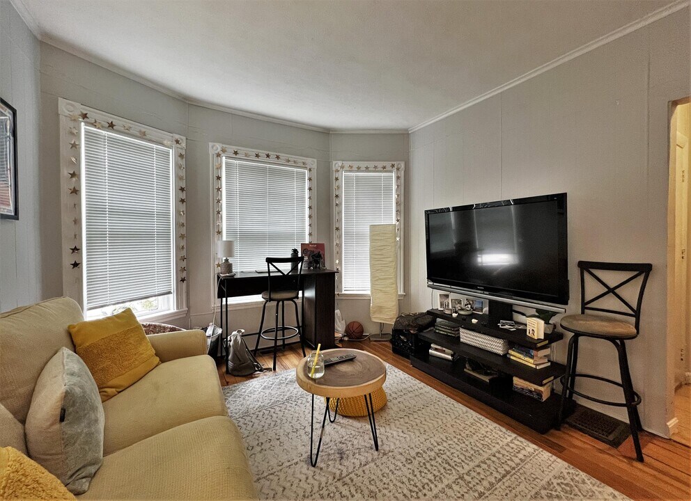 69 Raymond Ave, Unit 1F in Somerville, MA - Building Photo