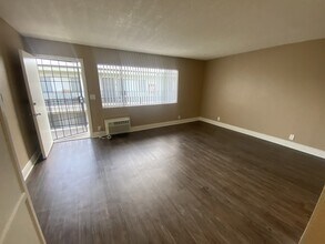 7466 Rosemead in Pico Rivera, CA - Foto de edificio - Building Photo