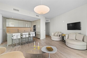 18975 Collins Ave, Unit 1605 in Sunny Isles Beach, FL - Foto de edificio - Building Photo