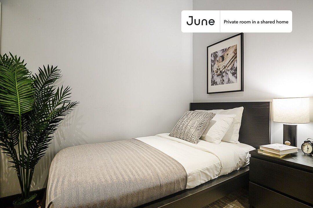 Private bedroom in 4 bed/2 bath Home in New York, NY - Building Photo