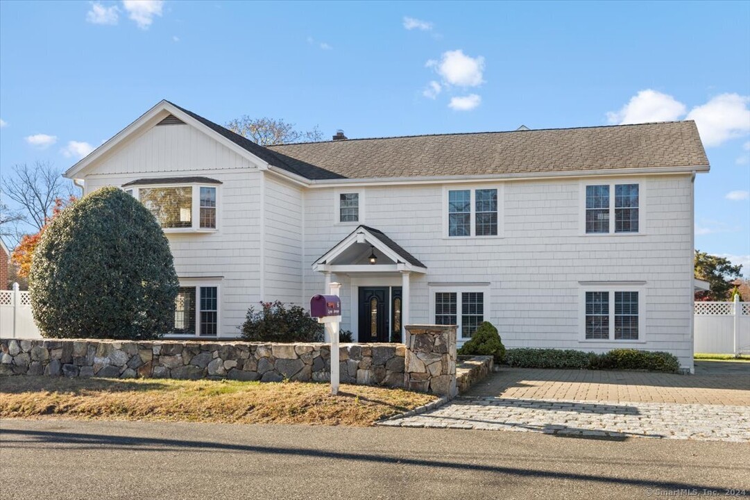 6 Lyon Ave in Greenwich, CT - Building Photo