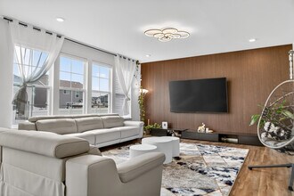 395 S Pointe Ave in South Elgin, IL - Building Photo - Building Photo