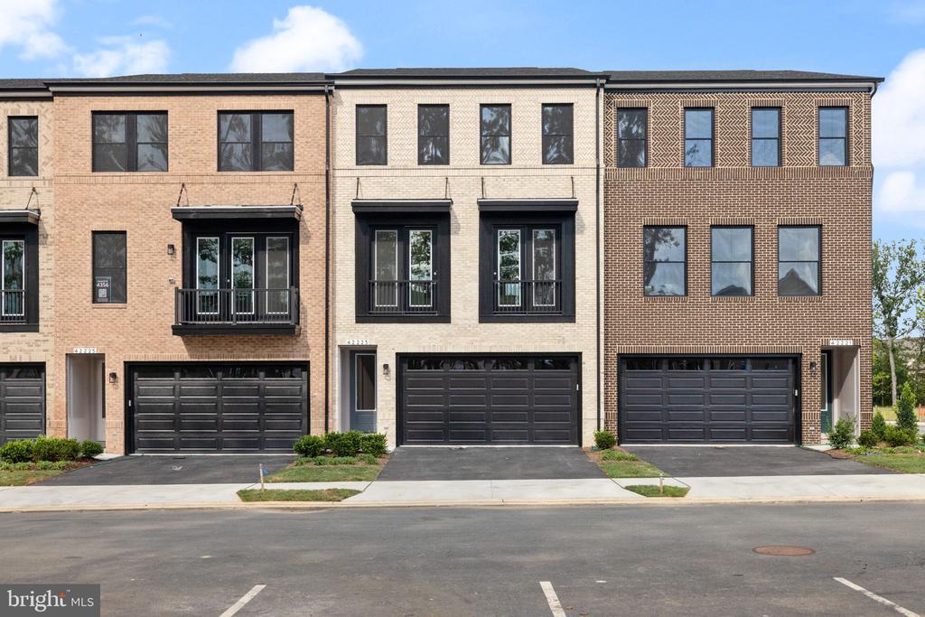 42223 Shining Star Sq in Brambleton, VA - Foto de edificio