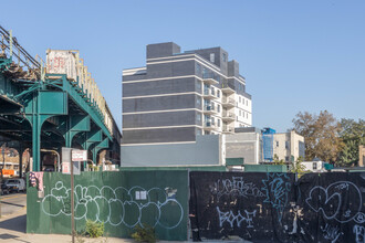 Sunnyside Square in Woodside, NY - Foto de edificio - Building Photo