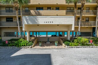 Surfside South Condominiums in Madeira Beach, FL - Foto de edificio - Building Photo