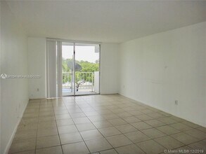 498 NW 165th St in Miami, FL - Building Photo - Building Photo