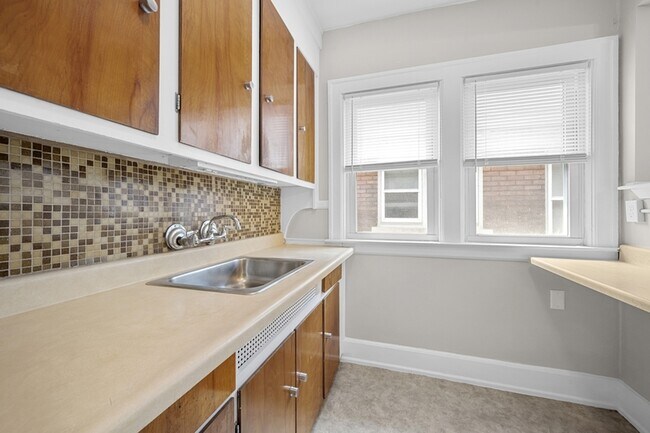 852 Beaconsfield Ave in Grosse Pointe Park, MI - Building Photo - Building Photo