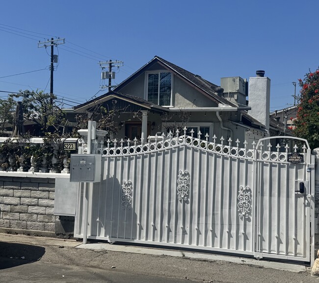 5223 1/2 Strohm Ave, Unit 5223 Strohm Ave. in North Hollywood, CA - Foto de edificio - Building Photo