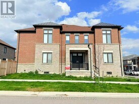 2 Schmeltzer Cres in Richmond Hill, ON - Building Photo