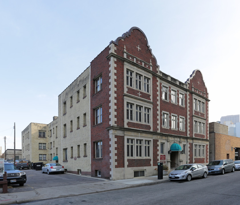 Yale Place Apartments in Minneapolis, MN - Building Photo