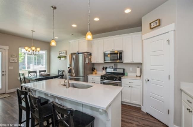 15327 Tarawa Dr in Bluffdale, UT - Building Photo - Building Photo
