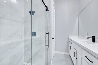 90 Burress St in Houston, TX - Foto de edificio - Building Photo