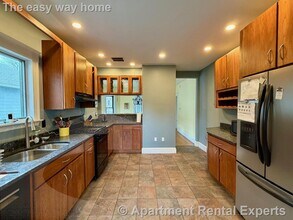 33 Chetwynd Rd in Somerville, MA - Building Photo - Building Photo