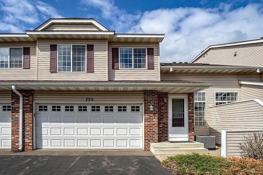 725 Evergreen Cir in Hudson, WI - Building Photo