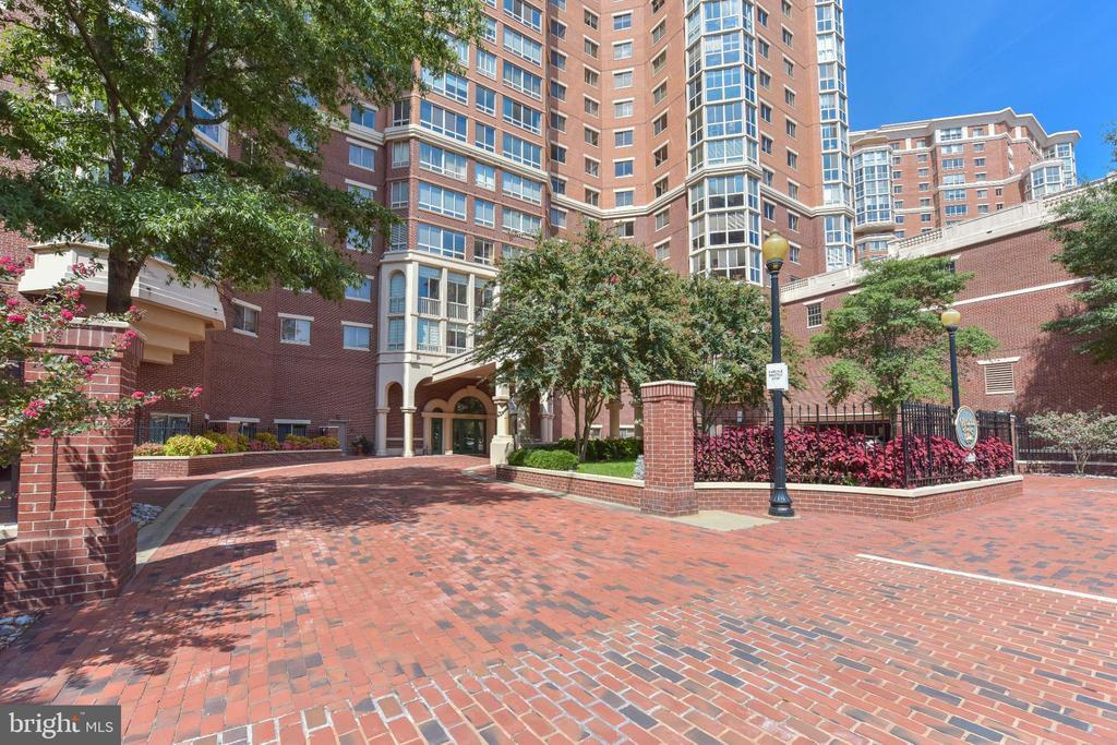 2151 Jamieson Ave in Alexandria, VA - Building Photo