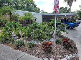 1628 Pine St in Largo, FL - Building Photo