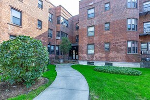 150 S Middle Neck Rd in Great Neck, NY - Building Photo