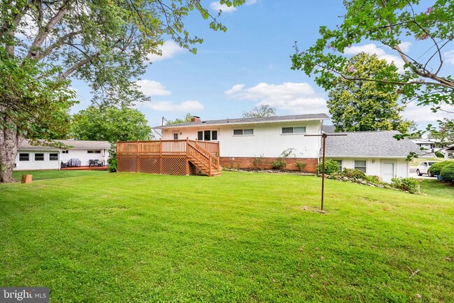 1602 Woodmoor Ln in McLean, VA - Foto de edificio - Building Photo