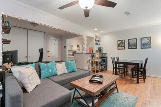 455 W St James Pl-Unit -301 in Chicago, IL - Building Photo - Building Photo