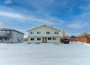 8202 Mentra St, Unit D in Anchorage, AK - Foto de edificio - Building Photo