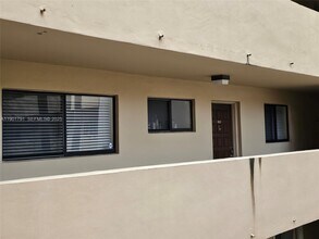 8415 SW 107th Ave in Miami, FL - Foto de edificio - Building Photo