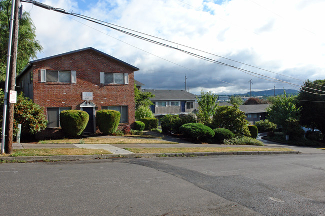 Cambridge Square Apartments in Portland, OR - Building Photo - Building Photo