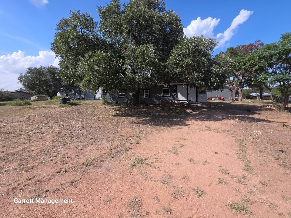 126 Iroquois Dr in Burnet, TX - Building Photo