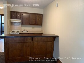 3205 Kingman Blvd-Unit -205 in Des Moines, IA - Building Photo - Building Photo