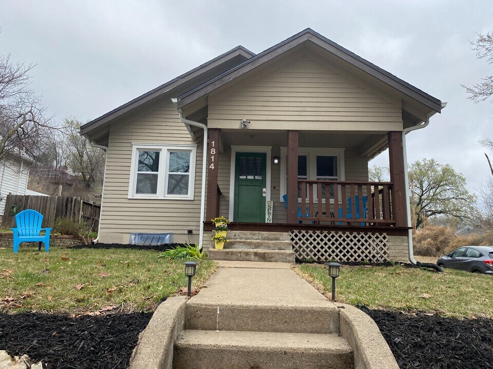 1814 Rockhill Rd in Manhattan, KS - Building Photo